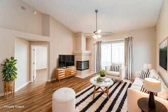 8270 Lake Effie Ln E in Jacksonville, FL - Foto de edificio - Building Photo