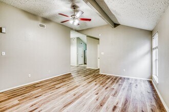 7010 Foxmont Ln in Humble, TX - Foto de edificio - Building Photo