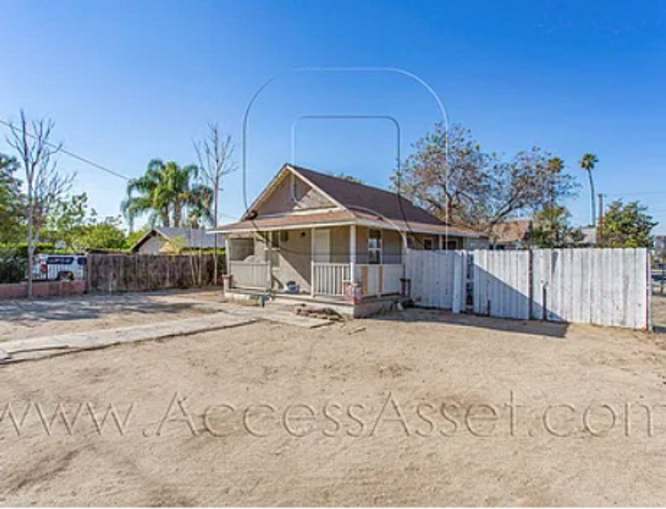 1033 Lawton St in Redlands, CA - Building Photo