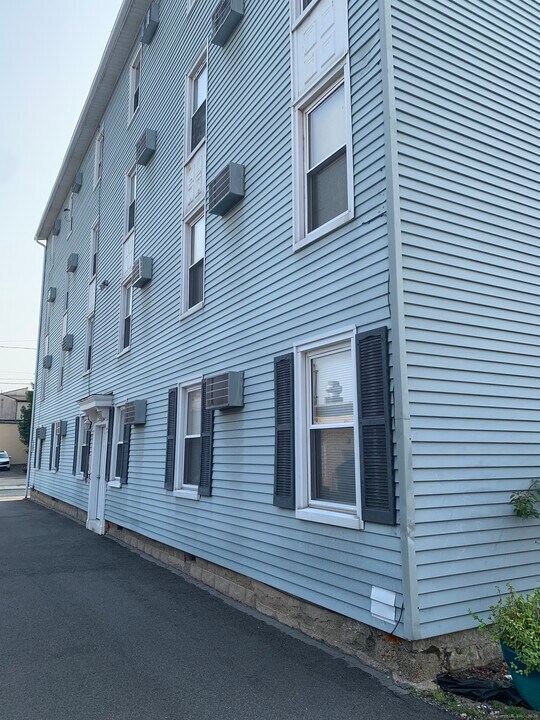 13 Park Pl in Naugatuck, CT - Building Photo