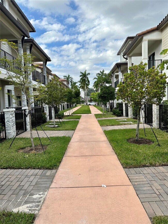4609 NW 83rd Path in Doral, FL - Building Photo - Building Photo