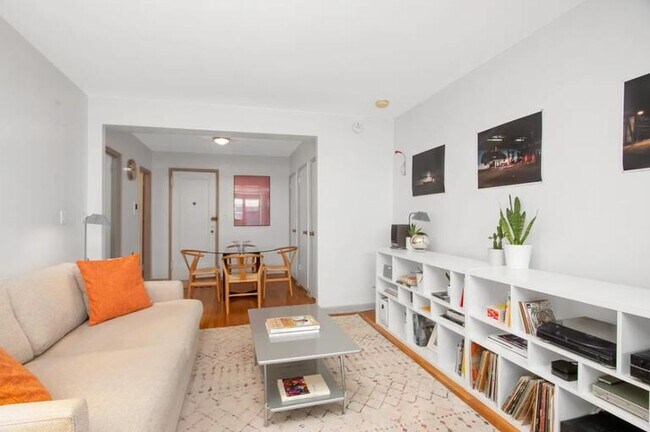 54 E 8th St in New York, NY - Building Photo - Building Photo