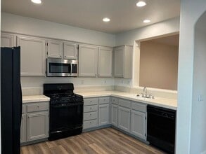 4494 Brisbane Way in Oceanside, CA - Foto de edificio - Building Photo