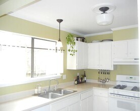 130 Creekmont Way in Roswell, GA - Building Photo - Building Photo