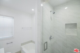 8563 Holloway Dr in West Hollywood, CA - Building Photo - Building Photo