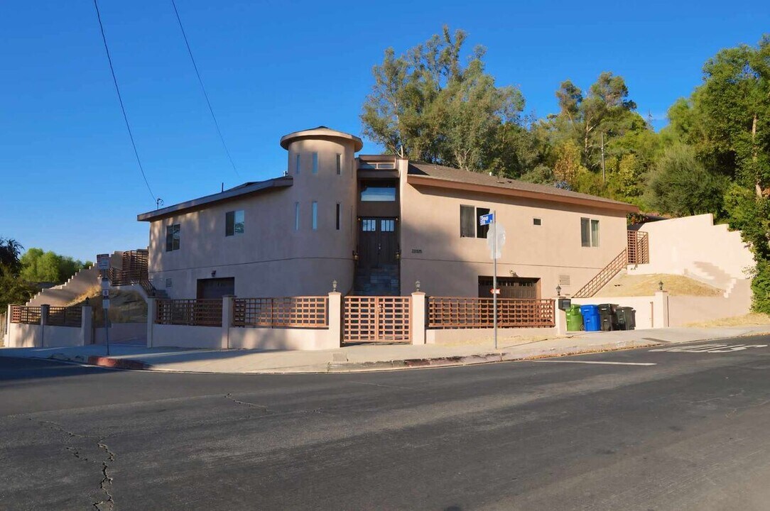 22325 Avenue San Luis in Los Angeles, CA - Building Photo