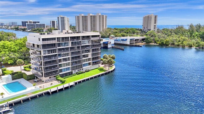 900 NE Spanish River Blvd in Boca Raton, FL - Foto de edificio - Building Photo