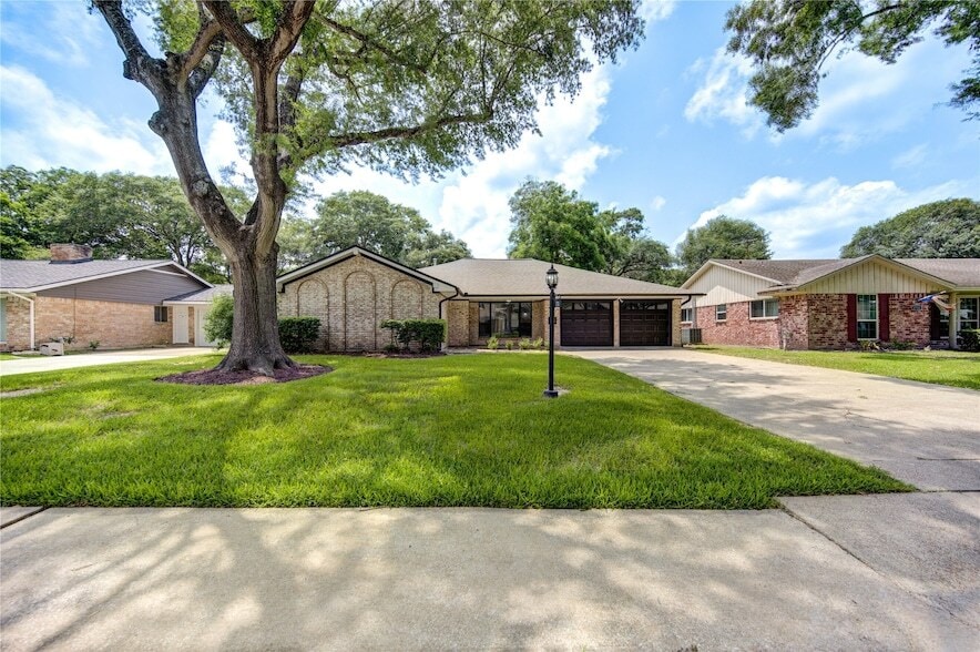 1719 Bowline Rd in Houston, TX - Building Photo