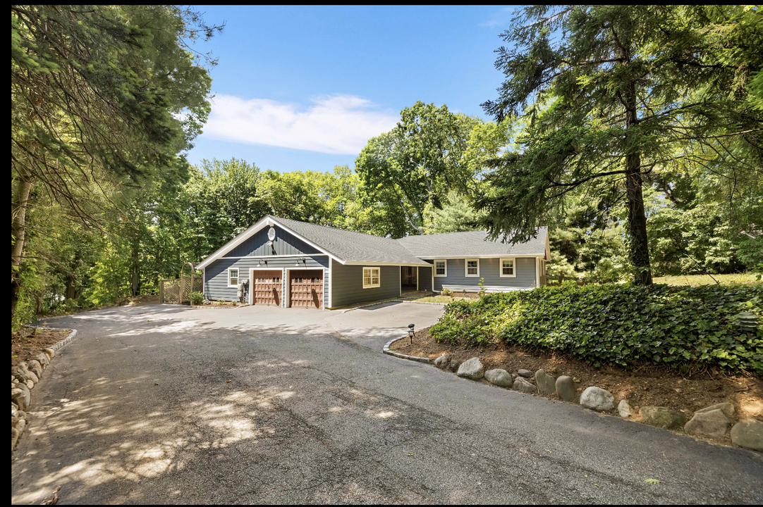 37 Ryder Ave in Dix Hills, NY - Building Photo