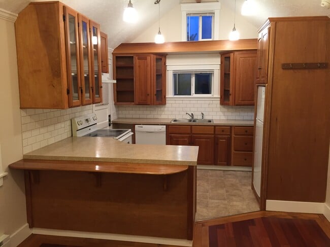 908 E 8th St in Newberg, OR - Building Photo - Building Photo