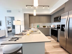 670 NE 1st Pl, Unit B3 in Hialeah, FL - Building Photo - Building Photo