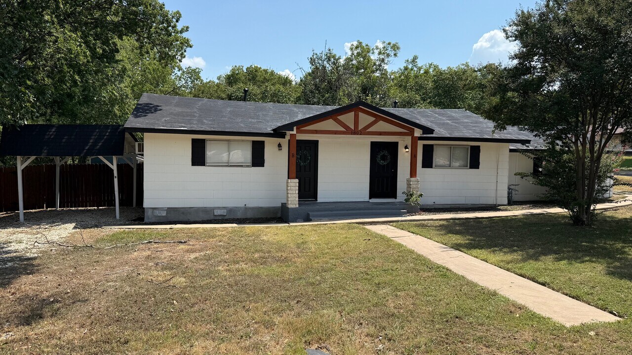 1802 E University Ave in Georgetown, TX - Foto de edificio