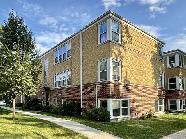property at 6715 N California Ave