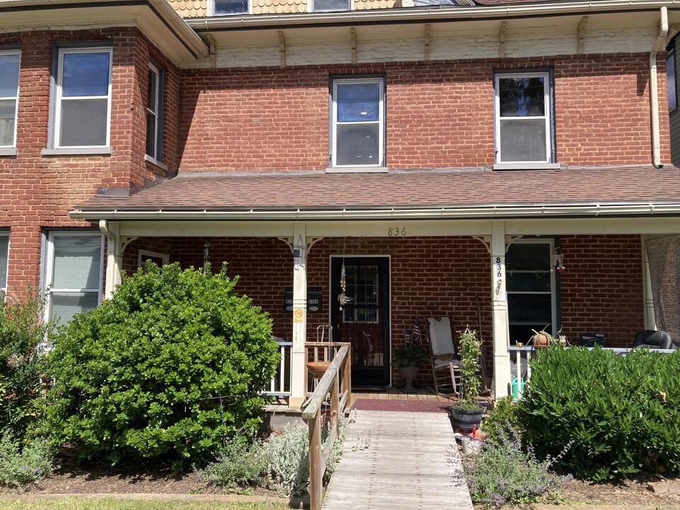 834 N Augusta St, Unit 834B in Staunton, VA - Building Photo