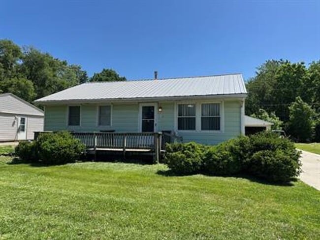 property at 1102 N Lincoln Ave