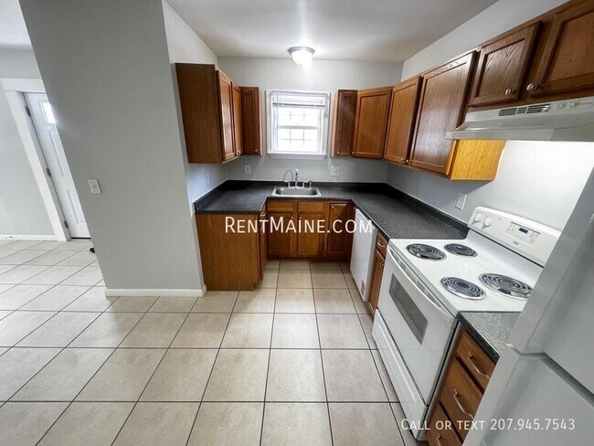 40 Vafiades Ave in Hermon, ME - Foto de edificio - Building Photo