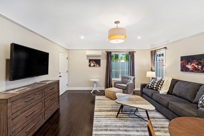 1120 Poinsettia Dr, Unit Lower in West Hollywood, CA - Building Photo - Building Photo