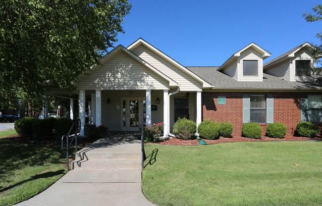 Park Ridge Apartments in McPherson, KS - Building Photo - Building Photo