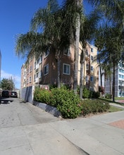 Oak Tree Village Apartment in Van Nuys, CA - Foto de edificio - Building Photo