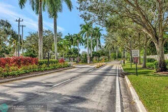 2424 NW 139th Ave in Sunrise, FL - Foto de edificio - Building Photo