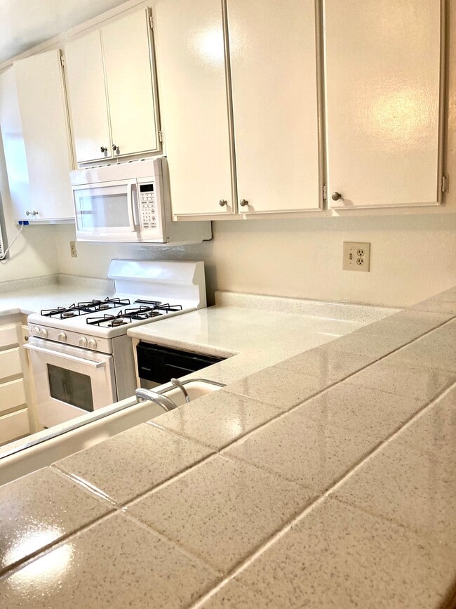 18530 Hatteras St, Unit 105 in Tarzana, CA - Foto de edificio - Building Photo