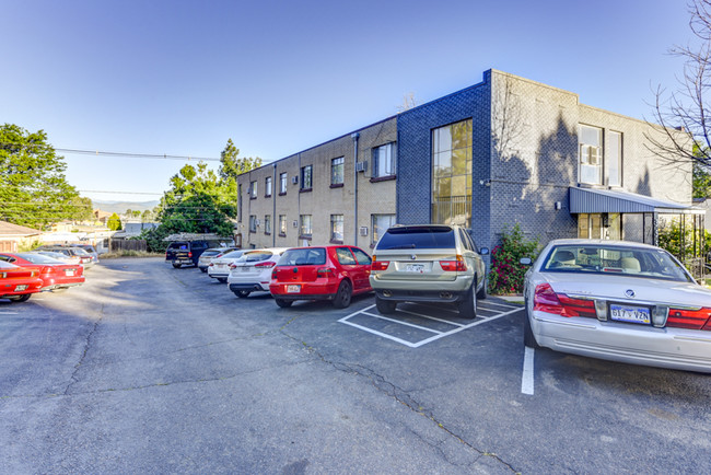 Lynwood Apartments in Englewood, CO - Building Photo - Building Photo