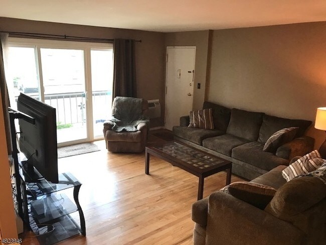 18 Deanna Dr-Unit -Apt. 35 in Hillsborough, NJ - Foto de edificio - Building Photo