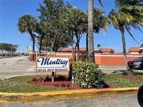 870 NE 207th Terrace in Miami, FL - Foto de edificio - Building Photo