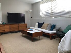 345 Amalfi Dr, Unit Studio A in Santa Monica, CA - Building Photo