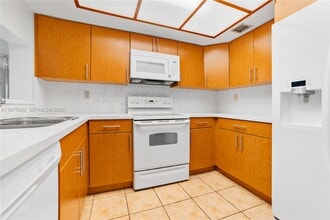 9140 SW 123rd Ct, Unit 210Q in Miami, FL - Foto de edificio - Building Photo