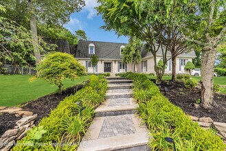 7 Decamp Ct in West Long Branch, NJ - Building Photo - Building Photo