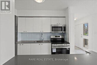 7555 Goreway Dr in Mississauga, ON - Building Photo - Building Photo