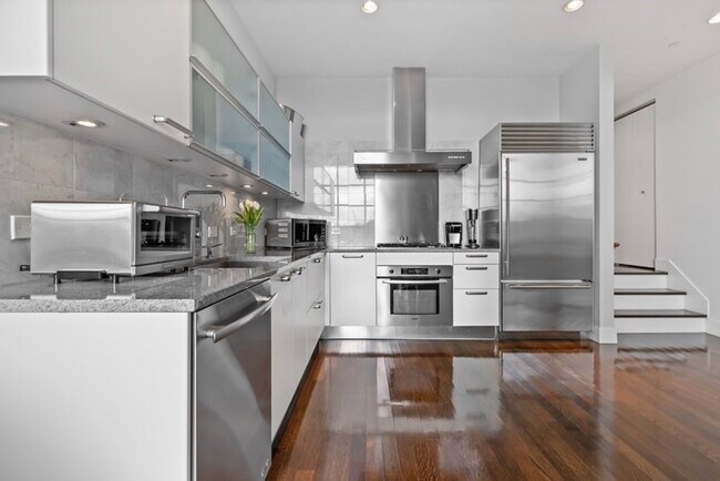 360 Newbury St, Unit 403 in Boston, MA - Building Photo - Building Photo
