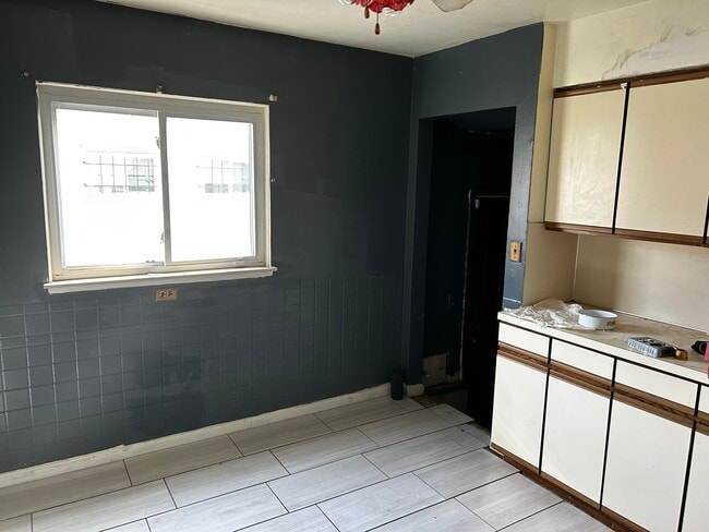 4021 Forest Hill Ave in Flint, MI - Building Photo - Building Photo