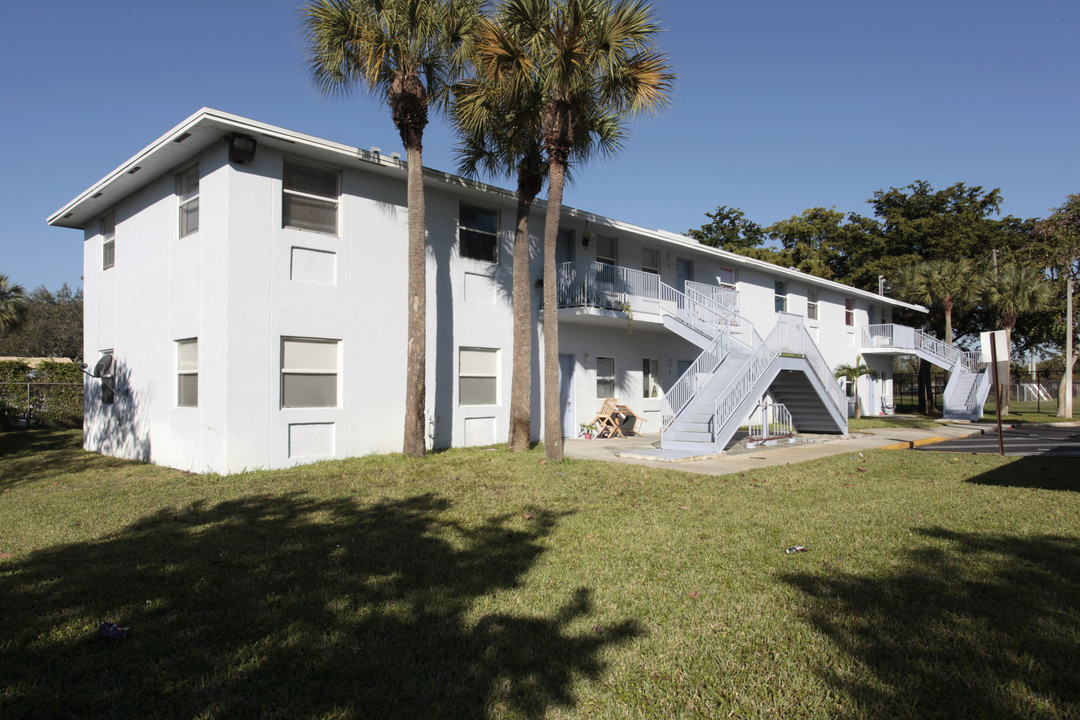 Apollo Terrace in Hollywood, FL - Building Photo