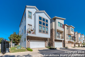 3839 Harry Wurzbach Rd in San Antonio, TX - Building Photo