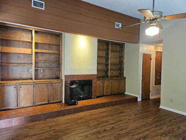 16 N Ave B, Unit B in Elgin, TX - Foto de edificio - Building Photo