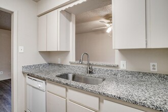 1604 Crestridge Dr in Cleburne, TX - Foto de edificio - Building Photo