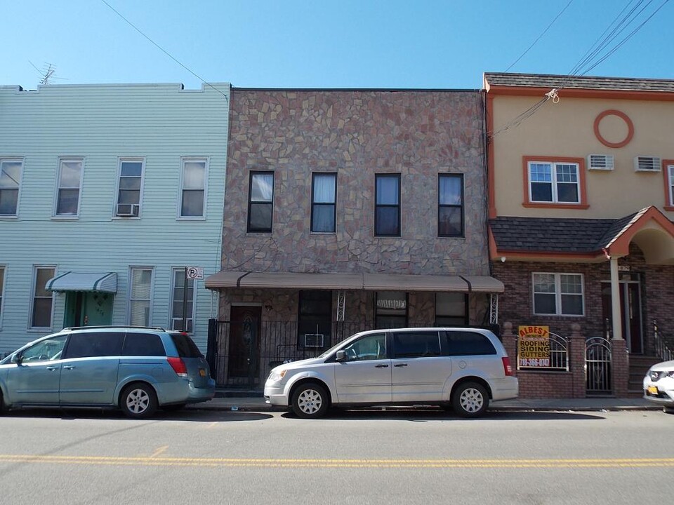 1877 Stanhope St in Ridgewood, NY - Building Photo