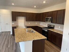 990 Marissa Dr in Wadsworth, OH - Foto de edificio - Building Photo