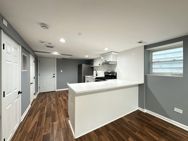 2317 N Keeler Ave, Unit G in Chicago, IL - Building Photo - Building Photo