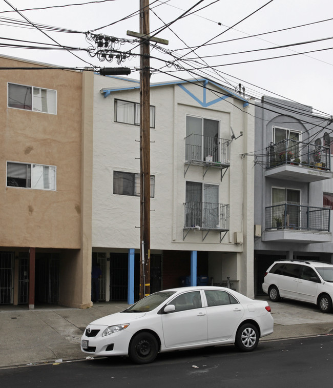 693 Sylvan St in Daly City, CA - Foto de edificio - Building Photo