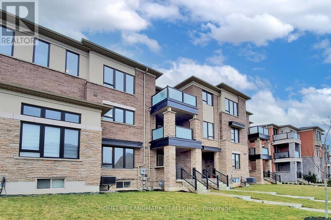 47 Sparks St in Aurora, ON - Building Photo