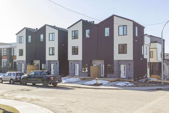 2139 31 Av SW in Calgary, AB - Building Photo - Building Photo