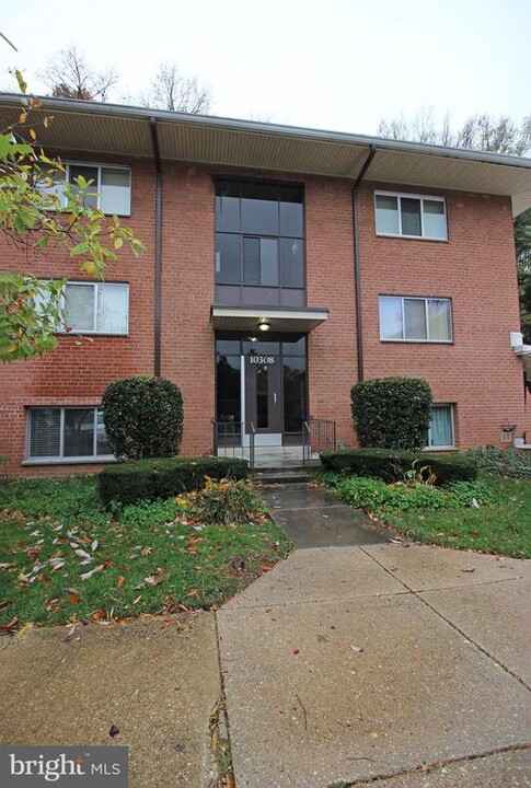 10308 Rockville Pike in Rockville, MD - Foto de edificio