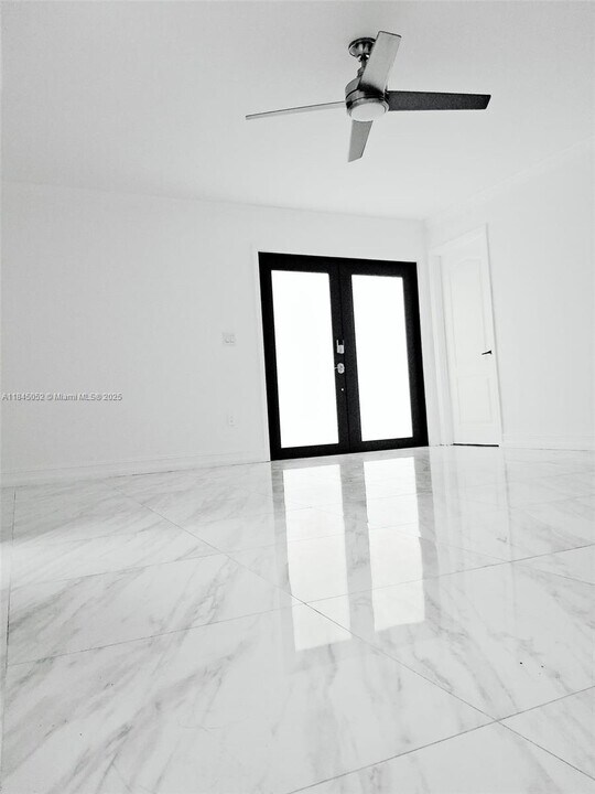 9128 SW 157th Avenue Rd in Miami, FL - Building Photo