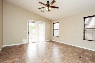 2515 W Gambit Trail in Phoenix, AZ - Foto de edificio - Building Photo