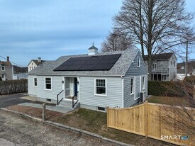 5 Forsyth St in Stonington, CT - Building Photo