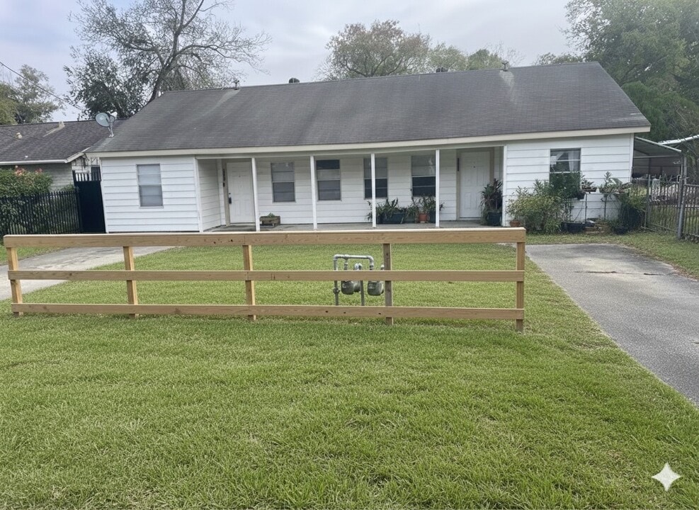 2619 Oleander Dr in Pasadena, TX - Building Photo