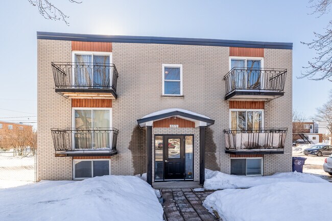 2270 Vallières Rue in Laval, QC - Building Photo - Building Photo